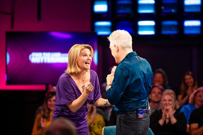 Von links: Annette Frier und Michael Mittermeier. – Bild: Benedikt Müller /​ BR, Constantin Entertainment