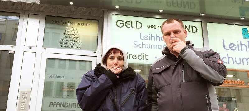 Aufgrund der finanziell prekären Situation bringen Willi und Carola sogar den Fernseher ins Pfandleihhaus. – Bild: RTL II