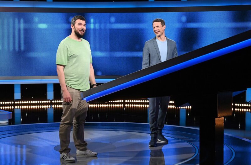 Moderator Alexander Bommes (r.) mit dem Kandidaten Sven Hosemann (l.). – Bild: ARD/​Uwe Ernst