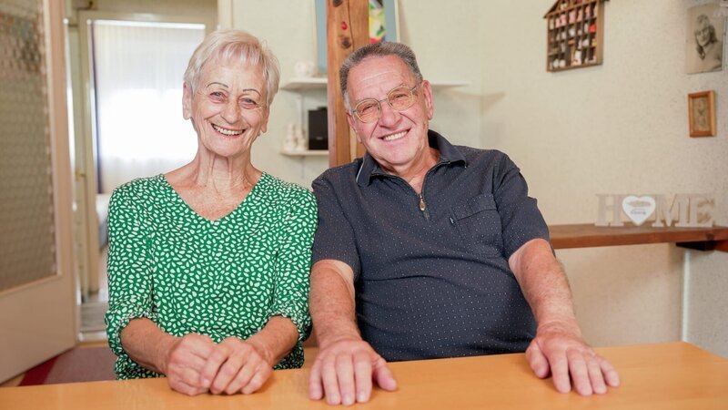 Anschi, 80-jährige Verkäuferin i. R. aus der Steiermark, begab sich im Sommer 2024 mit den Liebesgschichten auf Partnersuche. Sie sehnte sich nach „einem ganz normalen Mann, der ordentlich grüßen kann, freundlich und lustig ist.“ In der Bilanzsendung stellt Anschi jetzt ihren Erwald vor, den sie „nie mehr wieder hergibt!“ Im beschwingten Interview mit Nina Horowitz erzählen die Frischverliebten von ihrer ersten Begegnung und Anschi schwärmt: „Ich bin in sein Auto eingestiegen und hatte gleich die Hand auf seinem Oberschenkel, so als ob er schon zu mir gehört.“ Für Erwald, der sich nach ein paar Wochen mit Anschi, wie in einer „eheähnlichen Beziehung“ fühlt, war es „Liebe auf den ersten Blick.“ Noch nie habe ihn eine Frau so verwöhnt wie Anschi, was sich laut der steirischen Frohnatur an den Kilos bemerkbar macht. „Sie sagt zu mir liebevoll Pummelchen“, lacht Erwald. „Und in einem halben Jahr dann Kugelfisch“, witzelt die schlagfertige Grazerin. Dass es in Anschis Küche auch heiß hergeht, selbst wenn der Herd kalt bleibt, zeigen die beiden Verliebten genau dort, wenn sie ihren L’amour Hatscher zu „Only You“ zum Besten geben. Erwald ist seit 20 Jahren Tourführer beim Alpenverein: „Da geh ich in Zukunft mit. Nicht, dass eine Singledame meinen Erwald wegschnappt“, so die Neo Bergsteigerin. – Bild: Talk TV /​ ORF /​ Wout Kichler