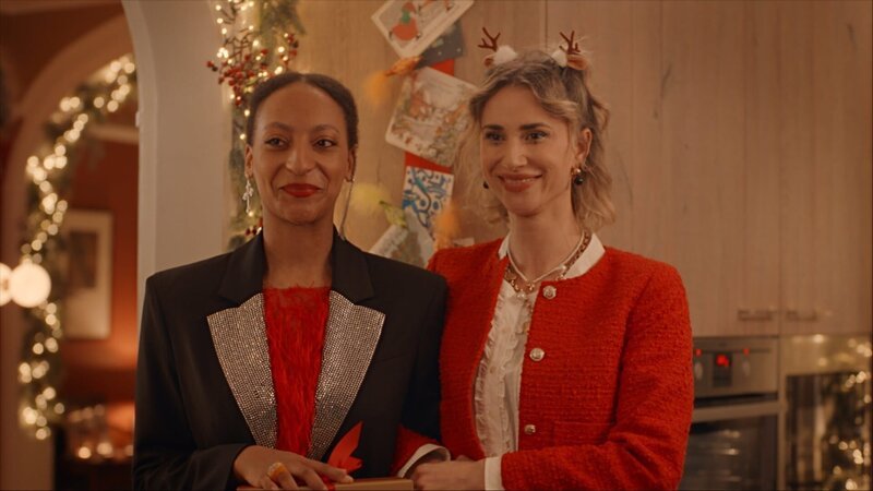 Anouk (Maďmouna Badjie, l.) und Daffy (Lize Feryn, r.) haben eine Überraschung für die Familie parat. – Bild: Patrick Tilkens