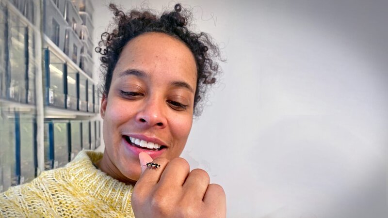 Pia ist überrascht, was für spannende Haustiere Asseln sein können. – Bild: BR/​BILD+TEXT Medienproduktion GmbH & Co. KG/​Kathrin Wiewe