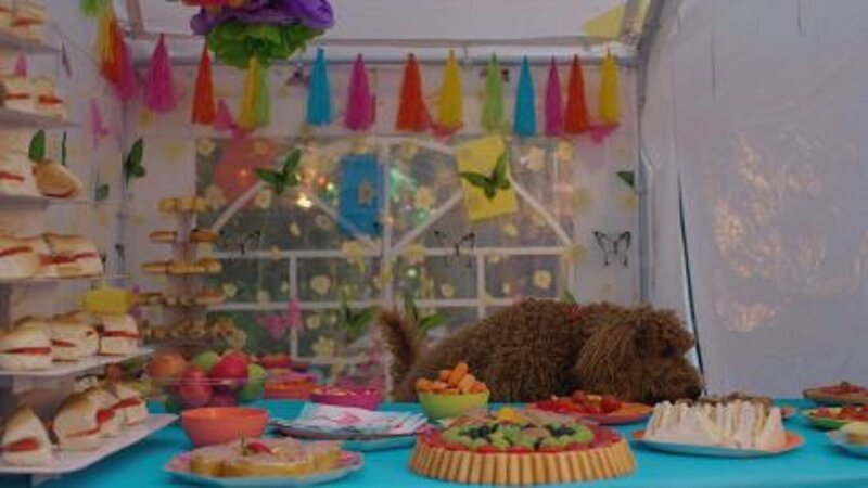 Während draußen gefeiert wird, macht sich Wuffel im Festzelt unbemerkt über das Buffet her. – Bild: ZDF/​Darrall MacQueen