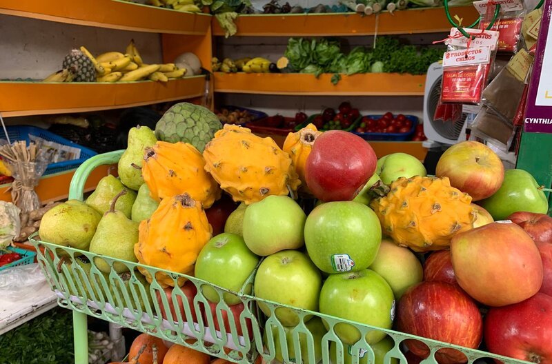 Callao, Lima, Peru. Food Tour: Kathi und Tobi sind nach Barranco gefahren, dort wartet Guidin Ximena auf sie. Als erstes sind sie im Museumskaffee, dort gibt es Lukumasaft und Avocado-Toast. – Bild: BR/​Bewegte Zeiten Filmproduktion GmbH/​Gerrit Mannes