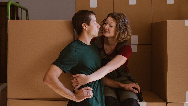 Eva und Jakob Arm in Arm. – Bild: Bianca Taube /​ BR