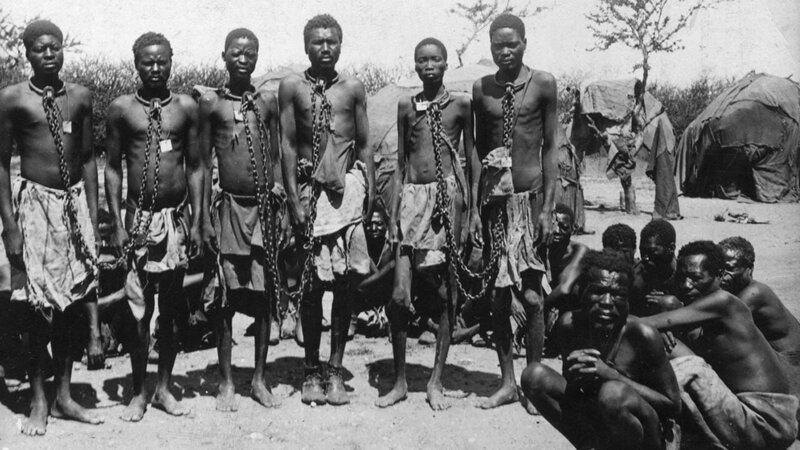 Gefangene Hereros in „Deutsch-Südwestafrika“, heute Namibia. Der Völkermord in der Kolonialzeit, verübt von Deutschen, traumatisiert die Nachfahren der Opfer bis heute. – Bild: port.hu