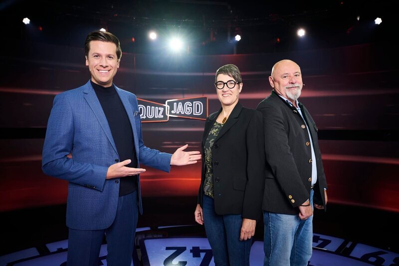 v.li.: Florian Lettner, Kandidatin Susanne und Kandidat Herbert posieren für ein Foto – Bild: Philipp Carl Riedl /​ ServusTV
