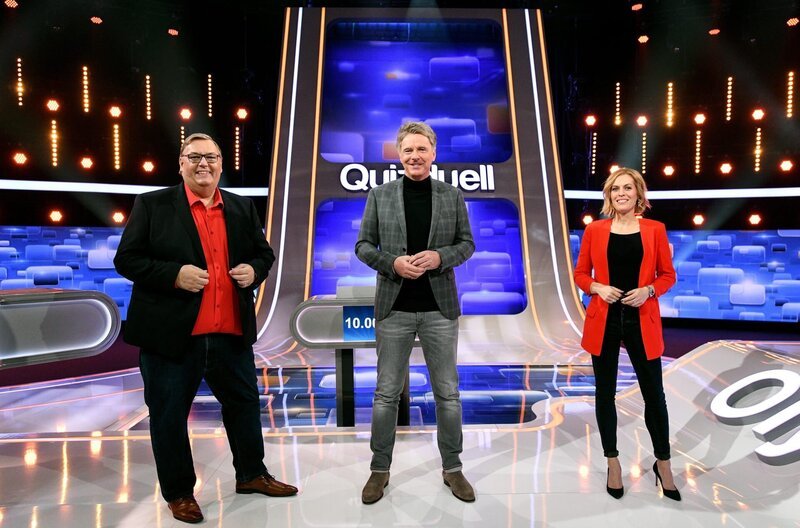 Moderator Jörg Pilawa mit den KandidatInnen des Teams „Bingo“: Dem Moderator Michael Thürnau und der Moderatorin Jule Gölsdorf. – Bild: ARD/​Uwe Ernst