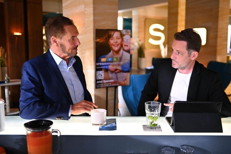 Justus (Matthias Brüggenolte, r.) gesteht Simone selbstsicher einen letzten Gefallen zu. Links Richard (Silvan Pierre-Leirich). – Bild: RTL /​ Julia Feldhagen