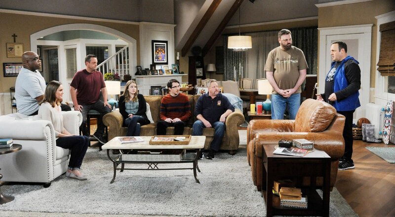 V.l.: Tyrone ‚Goody‘ Goodman (Leonard Earl Howze), Donna Gable (Erinn Hayes), Duffy (Lenny Venito), Kendra Gable (Taylor Spreitler), Chale Witt (Ryan Cartwright), Kyle Gable (Gary Valentine), Mott (Christopher Brian Roach), Kevin Gable (Kevin James) +++ – Bild: RTL /​ © 2016 Sony Pictures Television Inc. and CBS Studios Inc. All Rights Reserved.