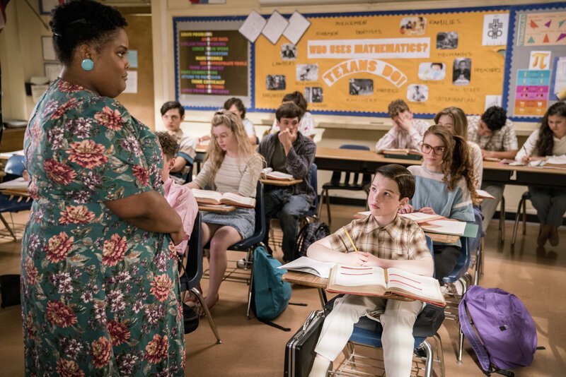 Als Sheldon (Iain Armitage, r.) sich im Unterricht langweilt, bringt er Ms. Ingram (Danielle Pinnock, l.) mehr und mehr auf die Palme … – Bild: Warner Bros. Television