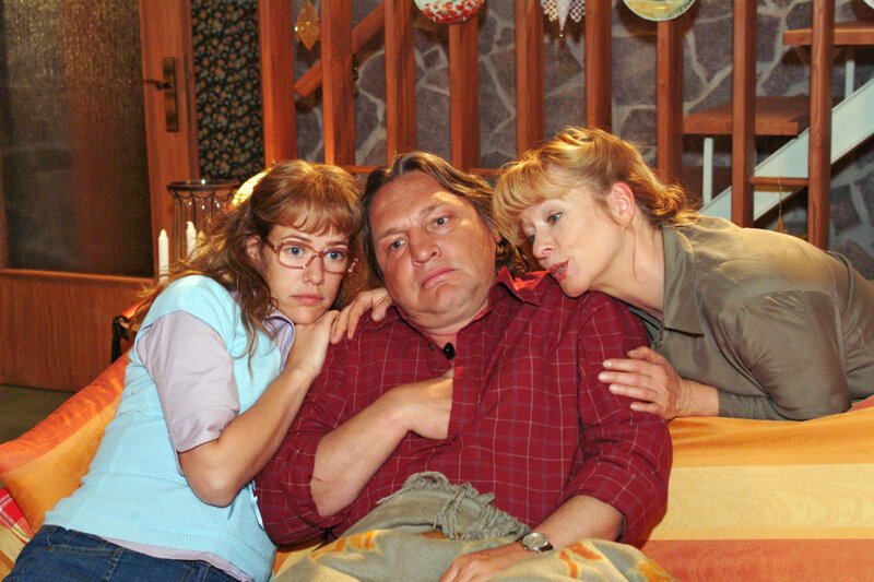 Lisa (Alexandra Neldel, l.) und Helga (Ulrike Mai, r.) umsorgen Bernd (Volker Herold, M.), der lediglich einen harmlosen Schwächeanfall hatte. – Bild: SAT.1 /​ Monika Schürle