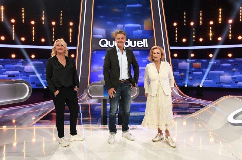 Moderator Jörg Pilawa (M.) mit den Kandidatinnen des Teams „Show“: Ulla Kock am Brink (l.) und Marijke Amado (r.), beide Moderatorinnen. – Bild: ARD/​Uwe Ernst