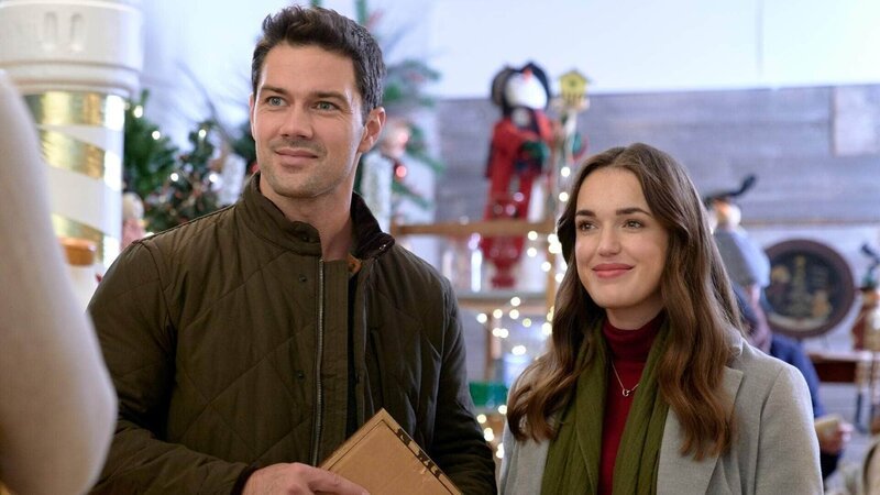 Jessica (Elizabeth Henstridge) und Nick (Ryan Paevey) sollen gemeinsam die Planung für die diesjährige Weihnachtsausstellung übernehmen. – Bild: RTL /​ Crown Media United States, LLC