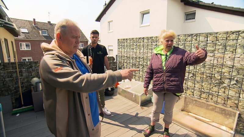 Zurück in Ratheim wollen Silvia und Harald Sarafina und Peter mit einem Wintergarten überraschen.. – Bild: RTLZWEI