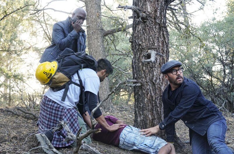 Die Suche nach dem vermissten Jungen ist ein Wettlauf gegen die Zeit, doch mit vereinten Kräften gelingt Detective Cavanaugh (Richard T. Jones, l.) und Jeffrey Tanner (Jeremy Piven, r.) die Bergung … – Bild: CBS Broadcasting, Inc.
