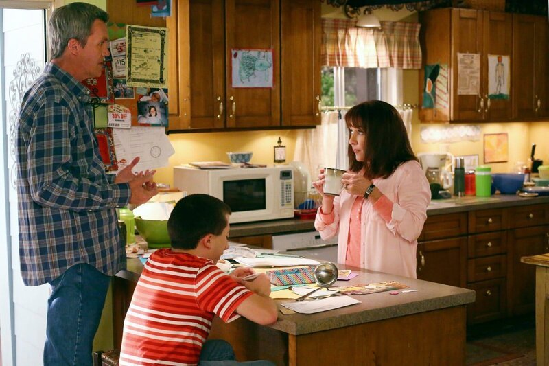 (v.l.n.r.) Mike (Neil Flynn); Brick (Atticus Shaffer) Frankie (Patricia Heaton) – Bild: Warner Brothers