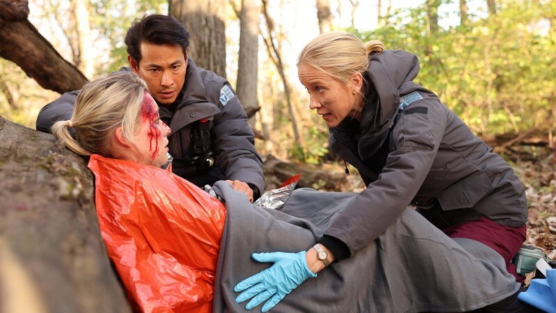 Chicago Med Staffel 8 Folge 10 Ungewöhnliche Rettungsaktion: Ivan Shaw als Dr. Justin Lieu, Jessy Schram als Dr. Hannah Asher – Bild: SRF/​NBC Universal
