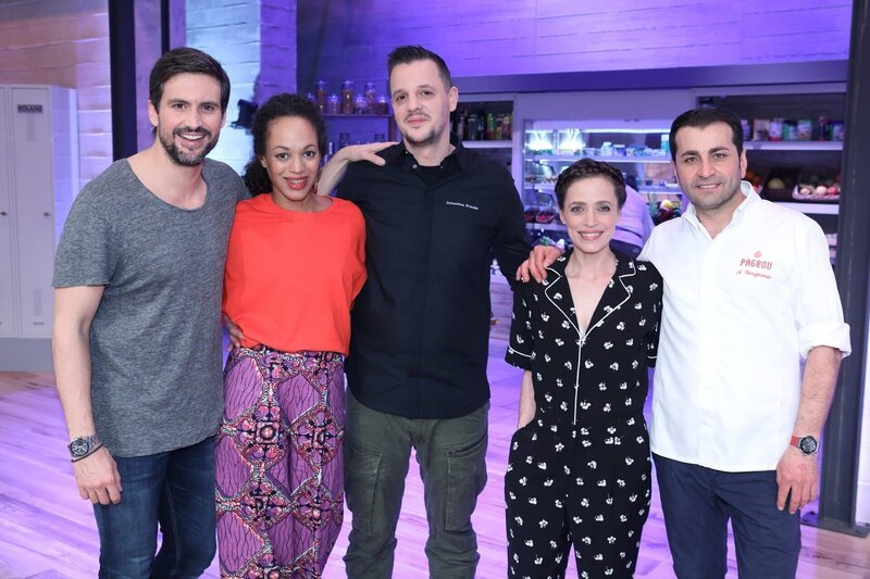 V.l.: Tom Beck, Milka Loff Fernandes, Koch-Coach Sebastian Franke, Anna Thalbach und Koch-Profi Ali Güngörmüs – Bild: TVNOW/​Frank W. Hempel