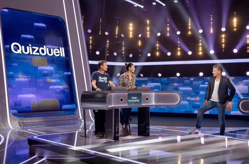 Moderator Jörg Pilawa (r.) mit den Kandidaten des Teams „Schauspiel“: Dem Schauspieler Til Schweiger (l.) und der Schauspielerin Jasmin Gerat (2.v.l.). – Bild: ARD/​Uwe Ernst
