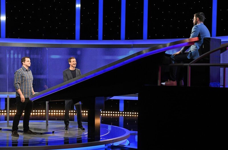 Moderator Alexander Bommes mit dem Kandidaten Hauke Hegebarth und dem Jaeger Sebastian Klussmann. – Bild: ARD/​Uwe Ernst