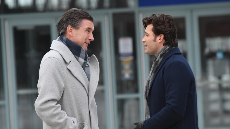 Prince John (Jonathan Stoddard, l.) und Daryl Blake (William Baldwin) sprechen über eine neue Eislaufhalle. Die Verwendung des sendungsbezogenen Materials ist nur mit dem Hinweis und Verlinkung auf RTL+ gestattet.; Prince John (Jonathan Stoddard, l.) und Daryl Blake (William Baldwin) sprechen über eine neue Eislaufhalle. Die Verwendung des sendungsbezogenen Materials ist nur mit dem Hinweis und Verlinkung auf RTL+ gestattet. – Bild: RTL /​ Hybrid LLC