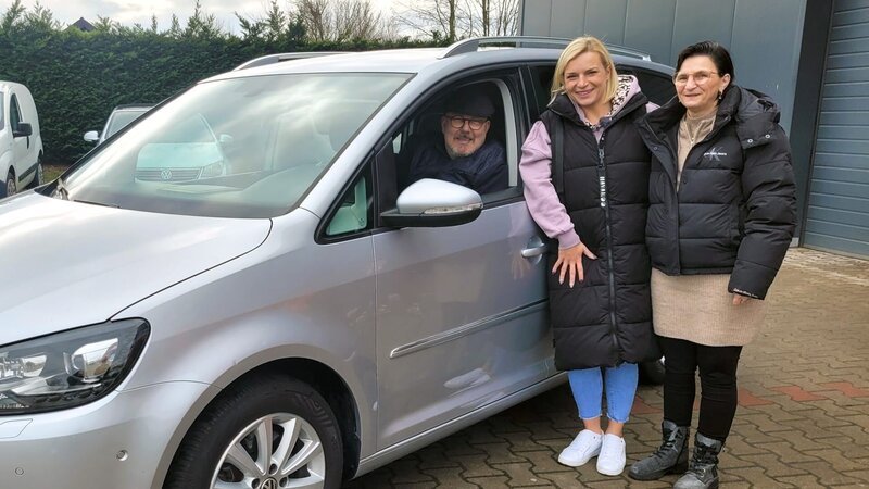 Karola Becker (Mi.) mit Ingo und Rosa – Bild: RTLZWEI