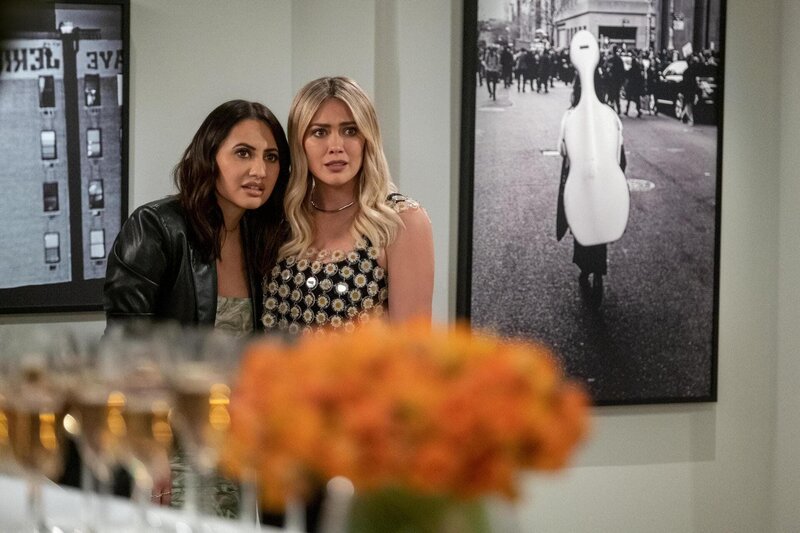 Valentina (Francia Raisa, l.); Sophie (Hilary Duff, r.) – Bild: Hulu, LLC