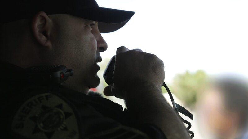 Chris Gurule checks if a man has warrants. – Bild: Warner Bros. Discovery, Inc. or its subsidiaries and affiliates.