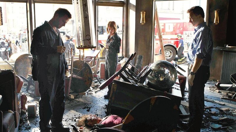 Bei einer Explosion im Hauptquartier der Gang „El Puno“ sind Führungsmitglieder getötet worden. Langsam wird es Zeit für Danny Messer (Carmine Giovinazzo, l.), Lindsay Monroe Messer (Anna Belknap) und Det. Mac Taylor (Gary Sinise), dem Straßenkampf ein Ende zu bereiten – denn auch sie schweben in Lebensgefahr! – Bild: TVNOW /​ CBS
