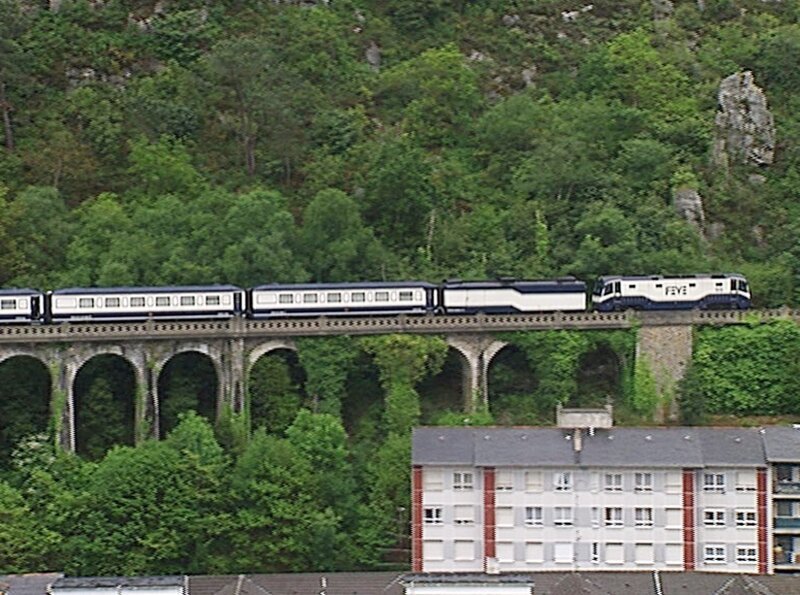 Eine Kette von Viadukten über den Dächern von Luarca – Der Luxuszug Tanscantábrico unterwegs im „grünen Spanien“. – Bild: SWR