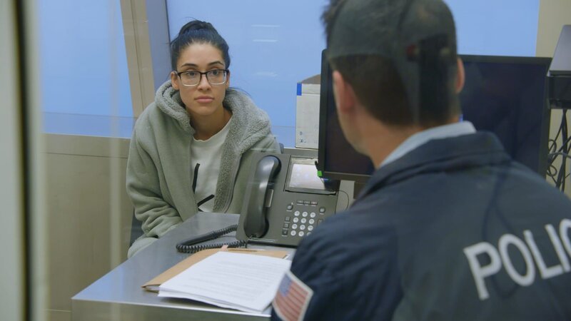 HSI Special Agents interview an Australian woman for possible visa violations at LAX. – Bild: National Geographic/​Lucky 8 TV