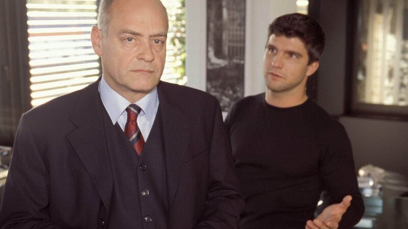 Schulte (Jens P. Nünemann, re.) erzählt Lambert (Jochen Kolenda), dass sie von dem Journalist Dahlen fotografiert wurden … – Bild: MG RTL D