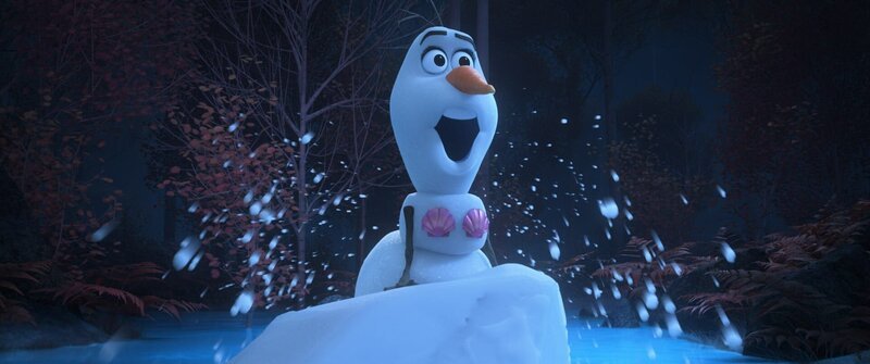 In Walt Disney Animation Studios’Äô new series of shorts ‚ÄúOlaf Presents,‘Äù Olaf steps into the spotlight and goes from snowman to showman als er die Rollen von Produzent, Schauspieler, Kostümbildner und Bühnenbauer für seine einzigartige ‚ÄúNeuerzählung‘Äù von fünf Lieblings-Disney-animierten Geschichten übernimmt. – Bild: Disney