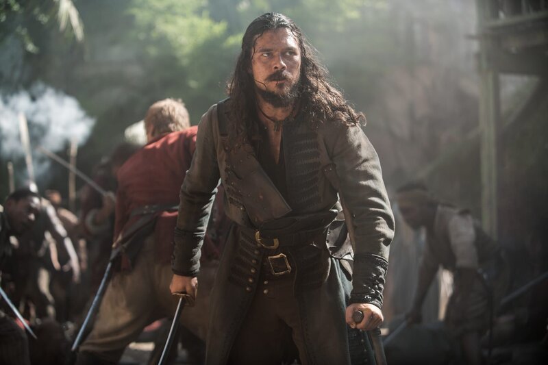 Captain Berringer lässt die verurteilten Piraten am Galgen hinrichten, um Flint und John Silver (Luke Arnold) so anzulocken und in einem offenen Gefecht besiegen zu können … – Bild: Starz Entertainment, LLC