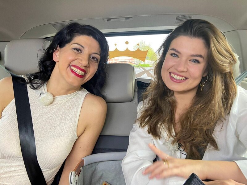 Kandidatin Funda (l.), Shoppingbegleitung Sharon Berlinghoff – Bild: RTL /​ Constantin Ent. /​ Tag 5: Funda, Köln, Unter uns