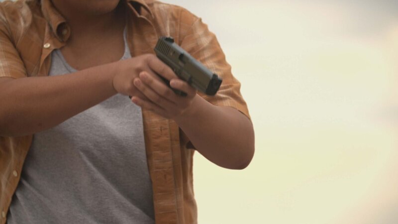 Person hält eine Waffe – Bild: RTL /​ 2022 SUNSHINE SEASON ONE INC. and SUNSHINE ONE PRODUCTION INC.