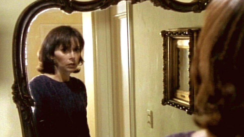 Mona (Toni Kalem) sieht in einem Spiegel immer wieder das Gesicht einer Frau, die eigentlich gar nicht da ist. Ihre Analytikerin will das Phänomen mit ihrer Lebenskrise erklären … – Bild: c/​RTL II