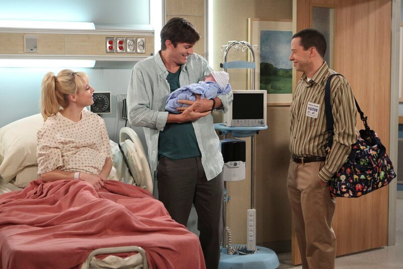 Noch ahnen Walden (Ashton Kutcher, M.) und Alan (Jon Cryer, r.), dass Kathy (Alessandra Torresani, l.) ihr Kind doch selbst behalten möchte … – Bild: Warner Bros /​ Sonja Felmming /​ CBS