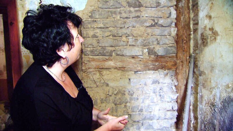 Ein Haus für sich und ihren Sohn hat Susan (Foto) schnell gefunden, doch die Instandsetzung ist schwierig. – Bild: RTL II