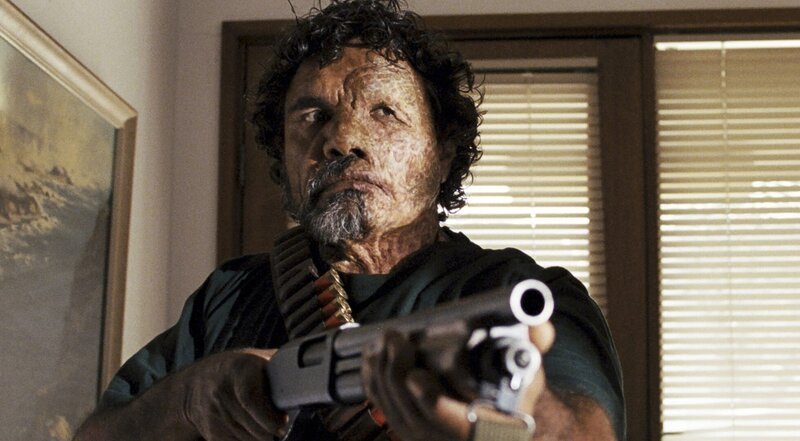Der berüchtigte Mörder Jimmy Conway (Tommy Lewis) ist aus dem Gefängnis entflohen und schwört nun blutige Rache an den Einwohnern von Red Hill. – Bild: Studio Canal Der berüchtigte Mörder Jimmy Conway (Tommy Lewis) ist aus dem Gefängnis entflohen und schwört nun blutige Rache an den Einwohnern von Red Hill. – Bild: Studio Canal