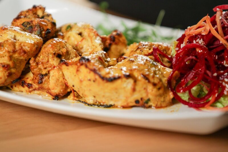 Eine der Grundnahrungsmittel der indischen Küche sind Tandoori-Hühnchen und Chicken Tikka, eine Spezialität des Hauses im „Tich“ in Toronto. – Bild: ORF/​Warner/​The Travel Channel