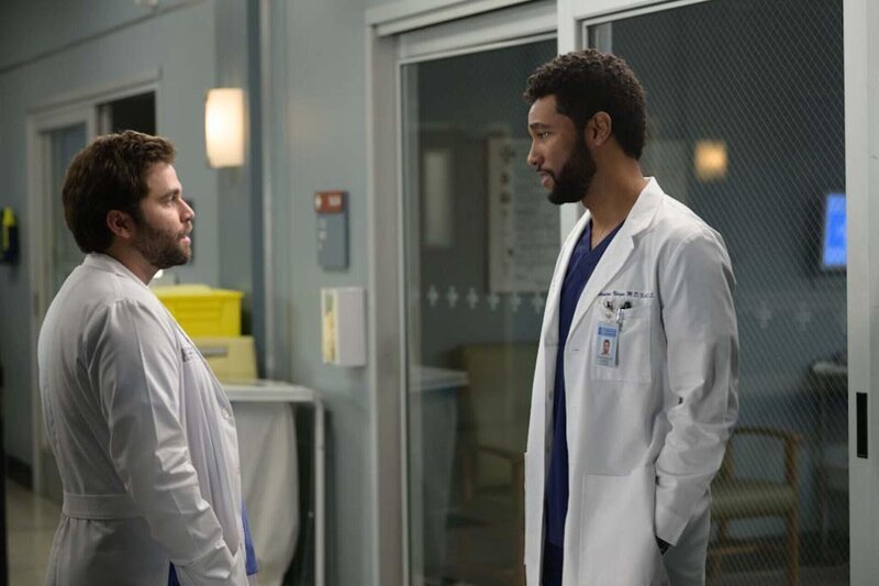 Dr. Levi Schmitt (Jake Borelli, l.); Dr. Winston Ndugu (Anthony Hill, r.) – Bild: 2024 American Broadcasting Companies, Inc. All rights reserved. /​ Anne Marie Fox Lizenzbild frei