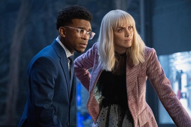 Luke Fox (Camrus Johnson, l.); Alice (Rachel Skarsten, r.) – Bild: DC /​ Warner Bros. Ent. Inc. /​ Dean Buscher