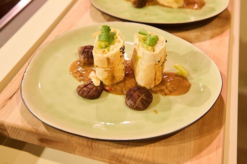 Krosser Strudel mit Spitzkohl, Garnelen, Shiitake und Erdnuss-Sauce 5,87 € Freitag „Gerolltes“ 5,99 € von Robin Hergel – Bild: RTL