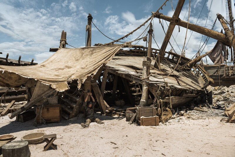 John Silver (Luke Arnold) wurde am Strand gefangen genommen. Israel Hands, ein ehemaliger Weggefährte von Edward Teach, entpuppt sich als Entführer … – Bild: Starz Entertainment, LLC /​ David Bloomer