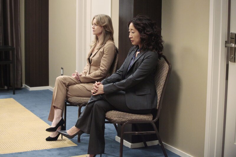 Warten gespannt auf ihre mündliche Prüfung: Cristina (Sandra Oh, r.) und Meredith (Ellen Pompeo, l.) … – Bild: American Broadcasting Companies, Inc.