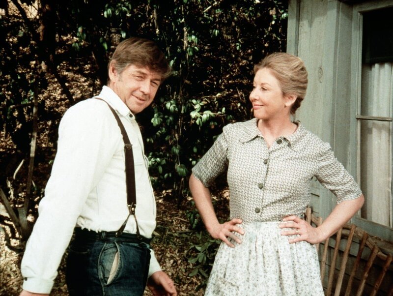 John Walton (Ralph Waite, l.) ist sehr stolz auf seine Frau Olivia (Michael Learned, r.), die ein tolles Jobangebot bekommen hat … – Bild: WARNER BROS. INTERNATIONAL TELEVISION