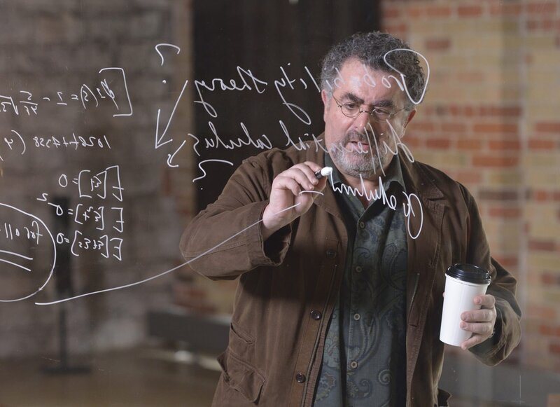 Artie Nielsen (Saul Rubinek) – Bild: 2012 Universal Network Television LLC. ALL RIGHTS RESERVED. /​ Steve Wilkie Lizenzbild frei