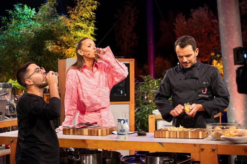 „Hensslers Zivi“ (Howan Ari, l.), Laura Wontorra und Steffen Henssler – Bild: RTL /​ Markus Hertrich